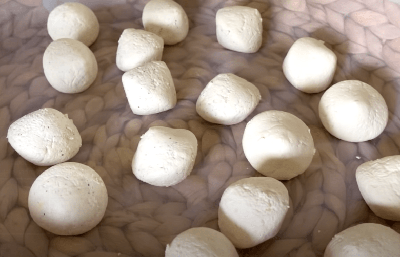 Viele traditionelle Auberginengerichte und Pasten werden mit Kashk zubereitet. Daraus lässt sich eine Art Joghurt herstellen, um die Auberginencreme zu verfeinern.